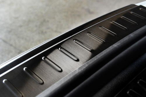 Kryt prahu zadních dveří Porsche Macan - černý grafit