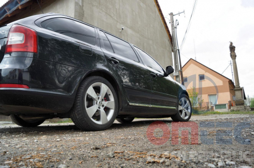 Postranni dekorativní NEREZ CHROM boční lišty dveřní 4 díly Škoda Octavia II