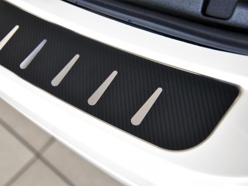 Kryt prahu pátých dveří <br>- nerez+karbon folie SUZUKI SX 4 S <br>-CROSS