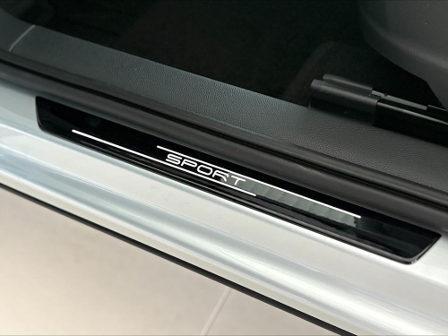 Dekorativní kryty prahů s bílým nápisem SPORT pro Škoda Octavia III / IV - černý lesk