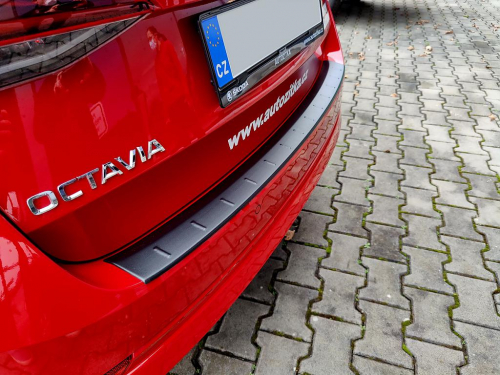 Kryt prahu zadních dveří Škoda Octavia IV kombi - černý dezén