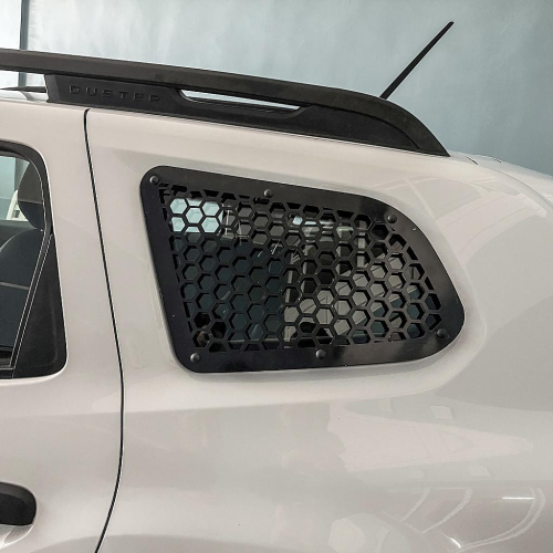 Kryt - dekor zadního malého okna Dacia Duster II