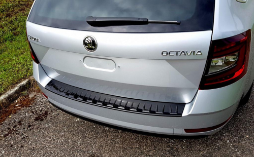 Kryt prahu zadních dveří Škoda Octavia III Combi facelift - černý lesk