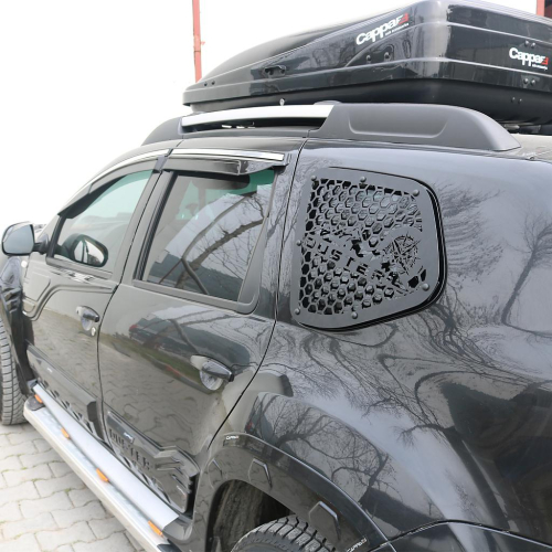 Kryt - dekor zadního malého okna Dacia Duster I