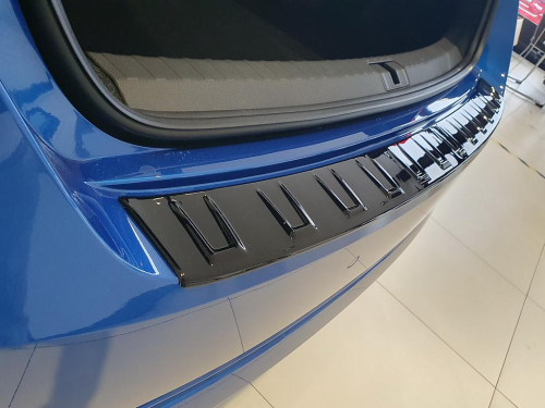 Kryt prahu zadních dveří Škoda Octavia IV liftback - černý lesk