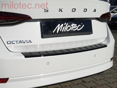 Plastový práh pátých dveří Škoda Octavia IV - černý lesklý