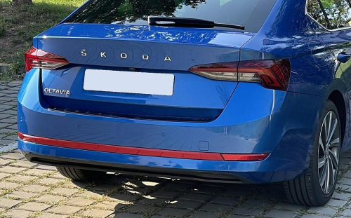 Lišta zadního nárazníku Škoda Octavia IV sedan - červená