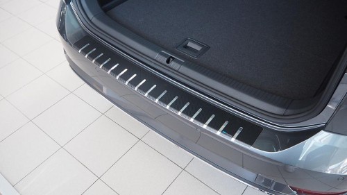 Kryt prahu pátých dveří - nerez+karbon Mazda 3 IV 4dvéř.