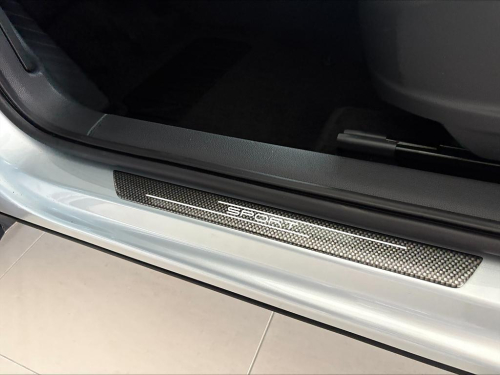 Dekorativní kryty prahů s bílým nápisem SPORT pro Škoda Kamiq - imitace carbonu