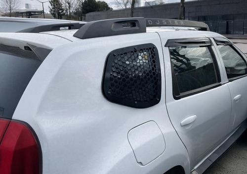 Kryt - dekor zadního malého okna Dacia Duster I