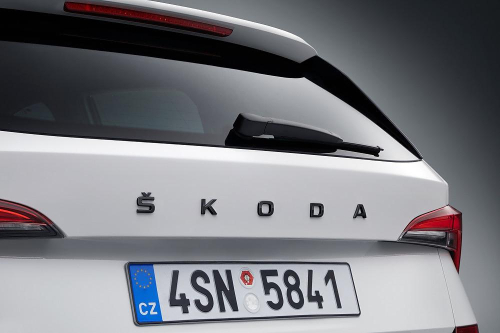 Zadní středový nápis ŠKODA originál pro vozy škoda Scala, Kamiq - černý