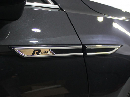 R LINE znak na blatník a dveře Volkswagen Passat B8.5 facelift