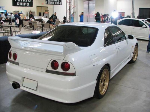 Křídlo - spoiler zadních dveří Nissan Skyline R33