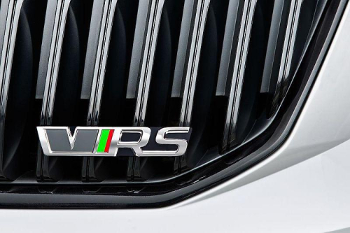 přední nápis "RS" originál pro Škoda Fabia II RS facelift a Octavia III RS