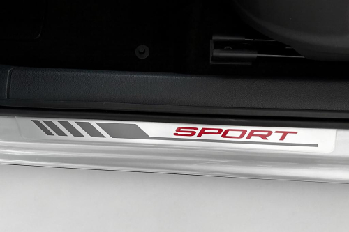 Dekorativní kryty prahů s nápisem SPORT pro Škoda Kamiq - stříbrná/ červená