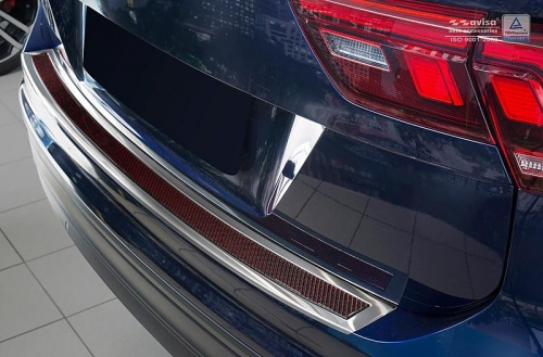 Kryt prahu zadních dveří Volkswagen Tiguan II <br>- nerez / karbon <br>- červený