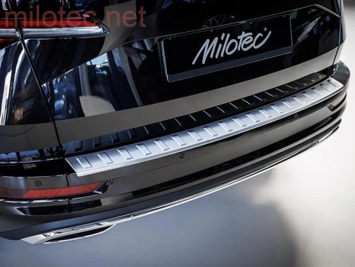 Kryt prahu pátých dveří s výstupky Alu Brush - matný Škoda Karoq / facelift