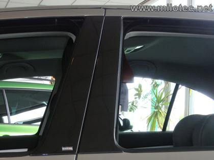 Kryty dveřních sloupků Škoda Octavia II - černý lesklý "klavírlak"